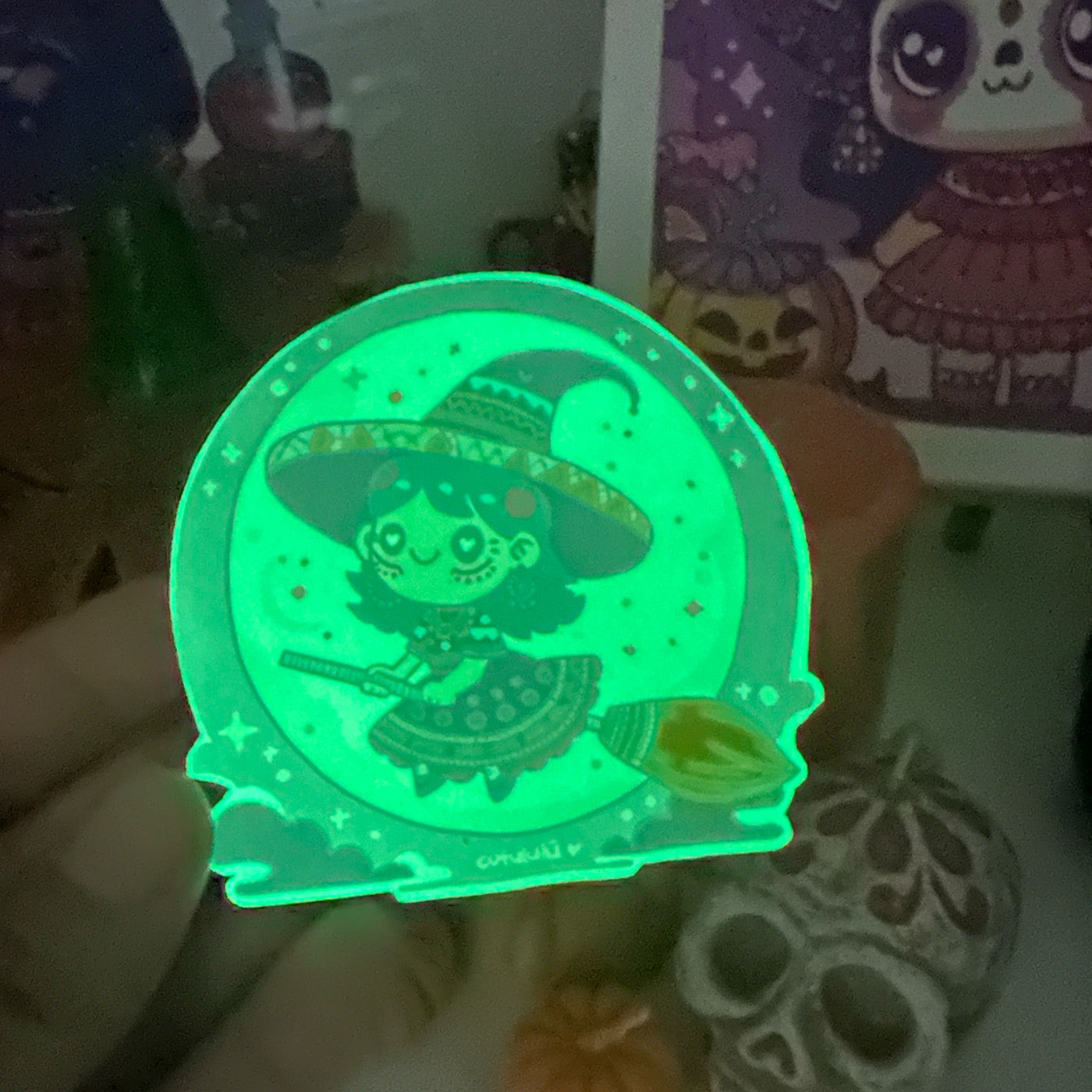 Sticker Brilla Oscuridad Brujita